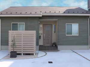 安来市 木目調フェンス付き駐輪場 外構施工事例