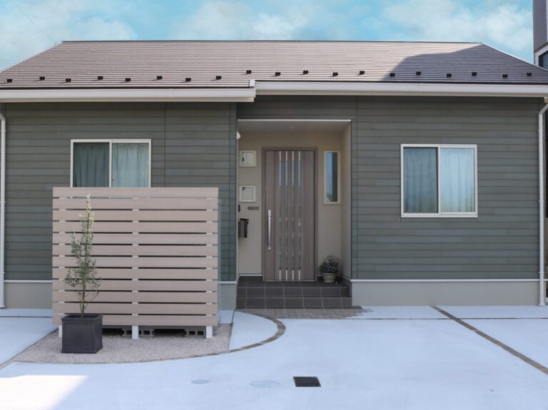 安来市 木目調フェンス付き駐輪場 外構施工事例