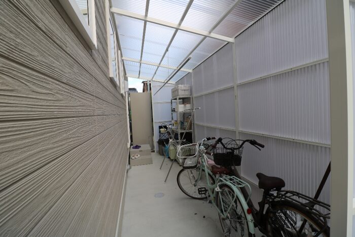 安来市 外構工事 自転車置き場と屋根設置によるエクステリア施工事例