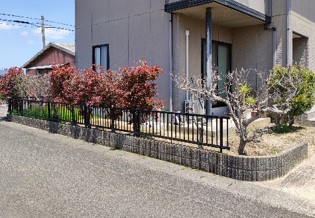 安来市で施工した木調フェンスの外構リフォーム