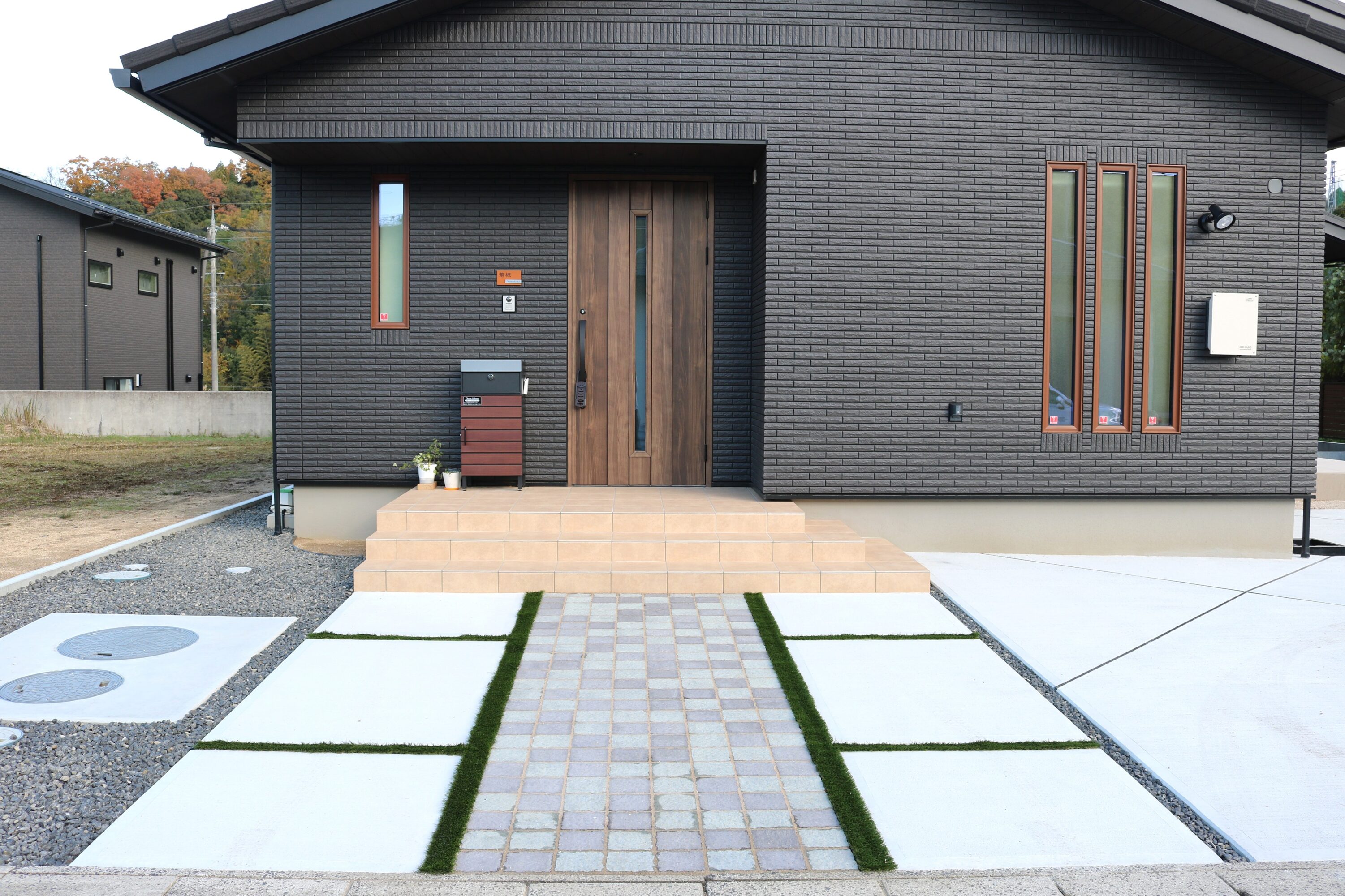 安来市 エクステリア施工 デザイン性の高い玄関前アプローチ」