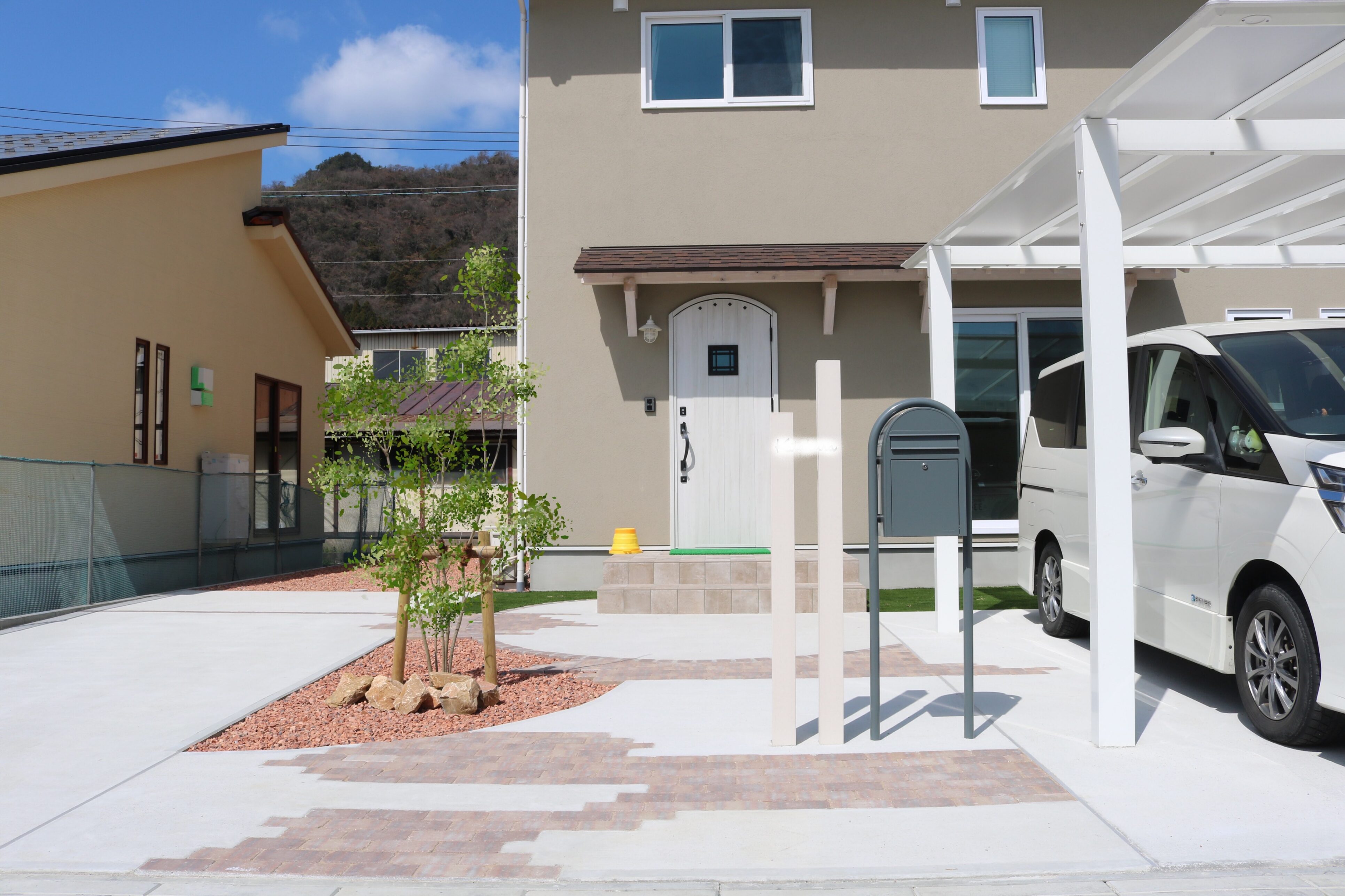 安来市 外構工事 玄関前アプローチと植栽デザイ