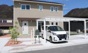 安来市 カーポート設置後の駐車場と外構施工事例