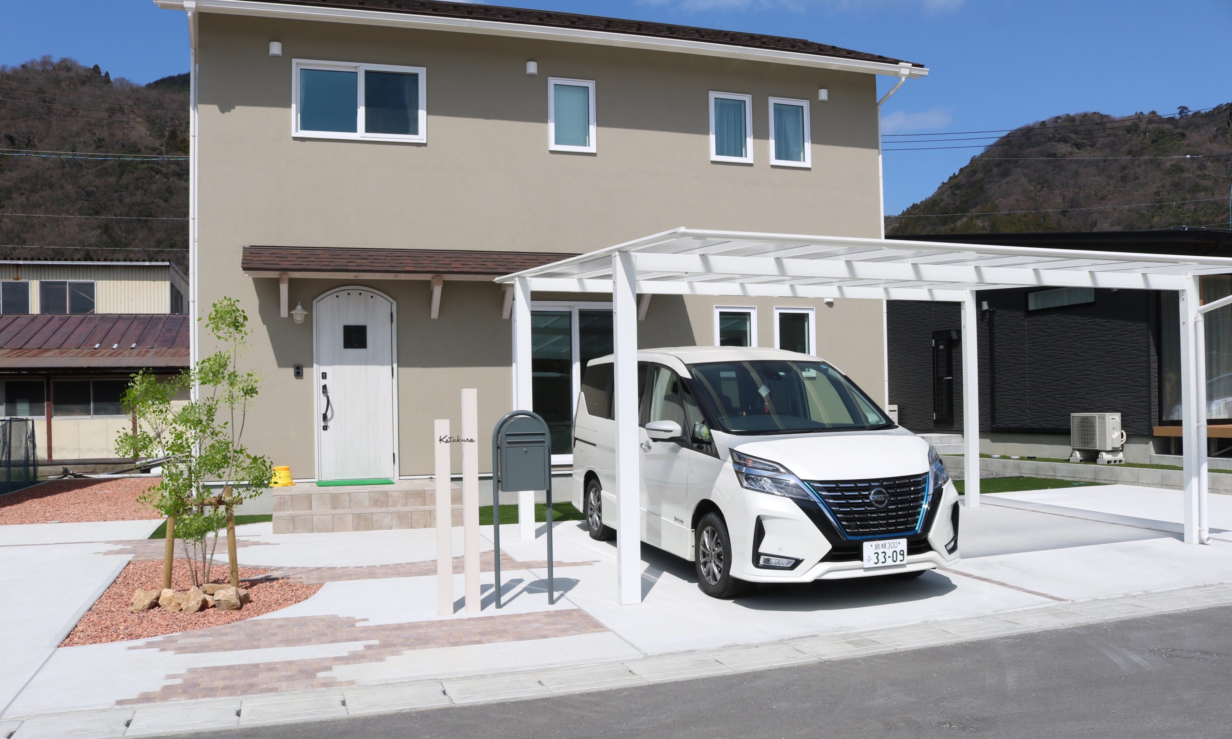 安来市 カーポート設置後の駐車場と外構施工事例