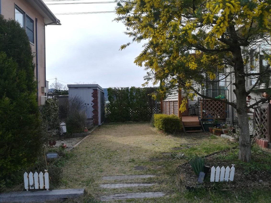 安来市の住宅で子どもが安心して遊べる人工芝の庭施工例