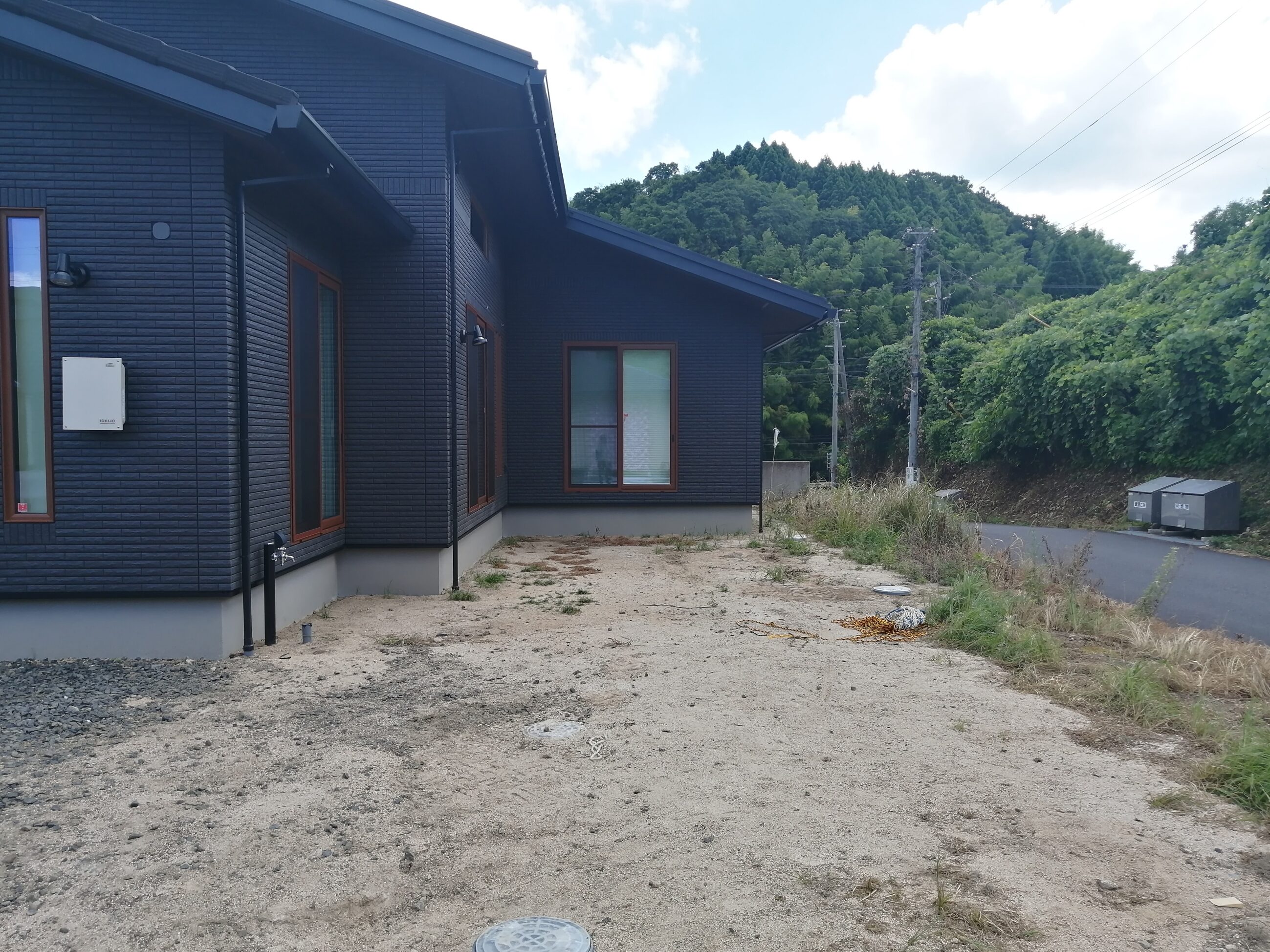 安来市 外構リフォーム 施工前の駐車場と玄関周りの様子