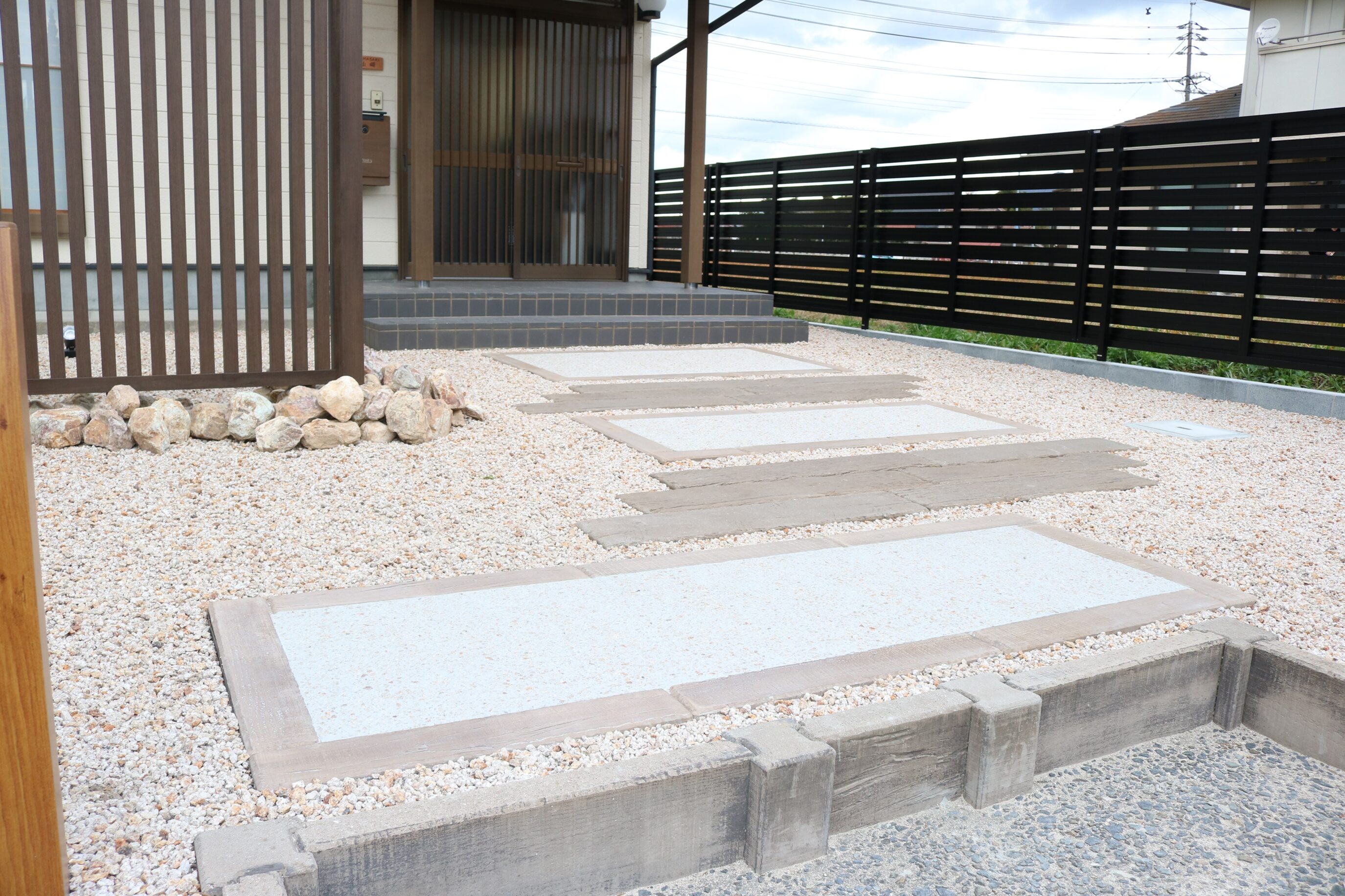 安来市 外構工事 デザイン性のある門柱とアプローチの仕上がり