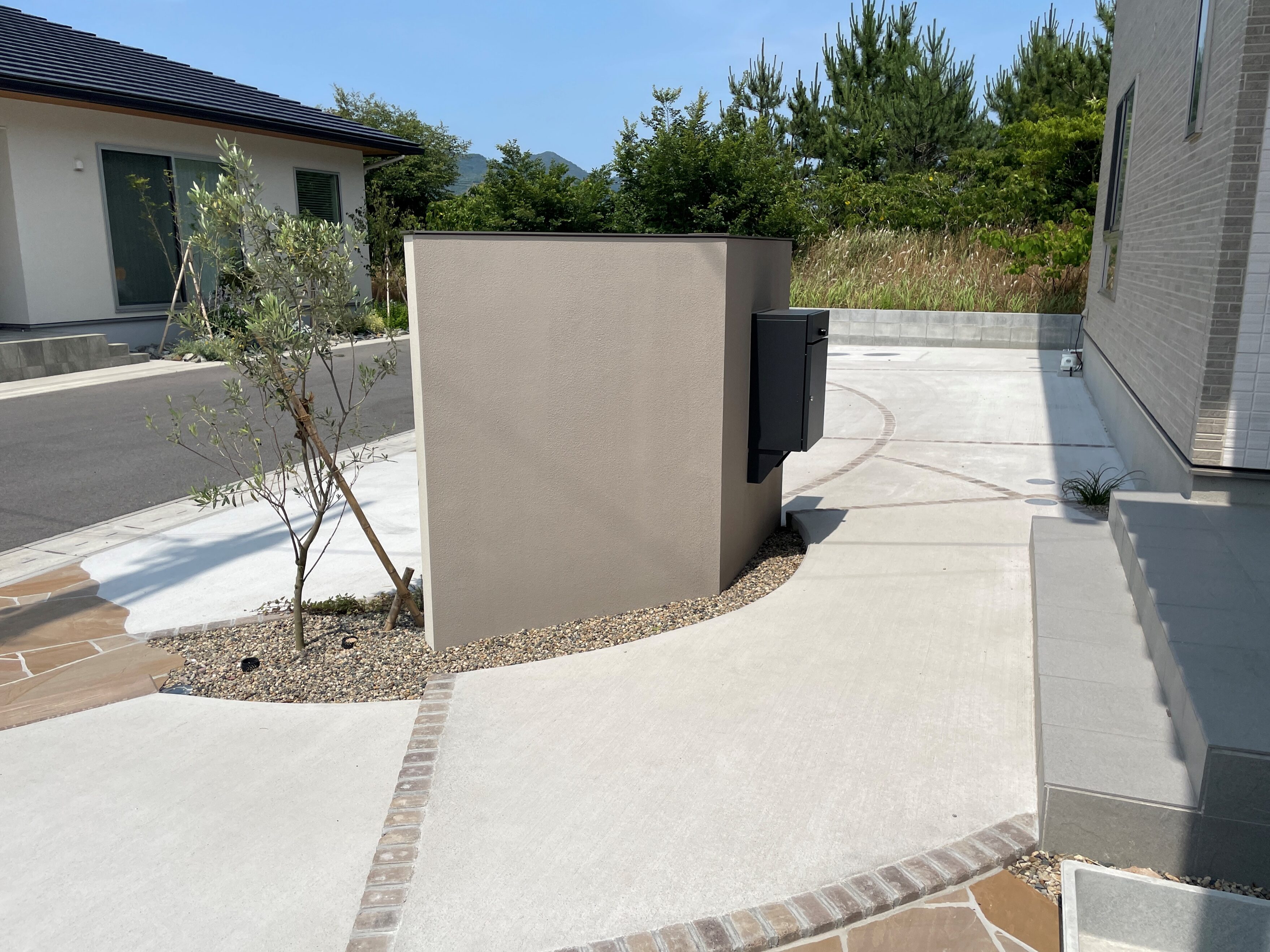 安来市 外構リフォーム 石張りアプローチと駐車場のデザイン事例