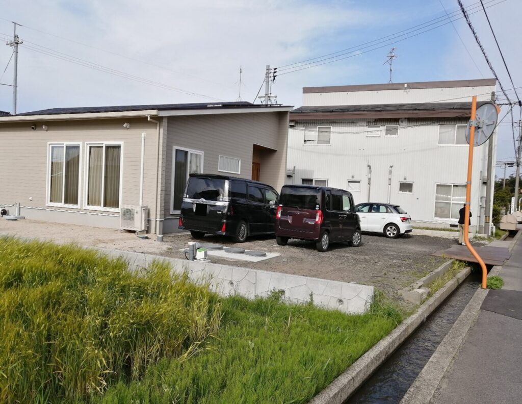 安来市 外構リフォーム 施工前の駐車場と庭の写真