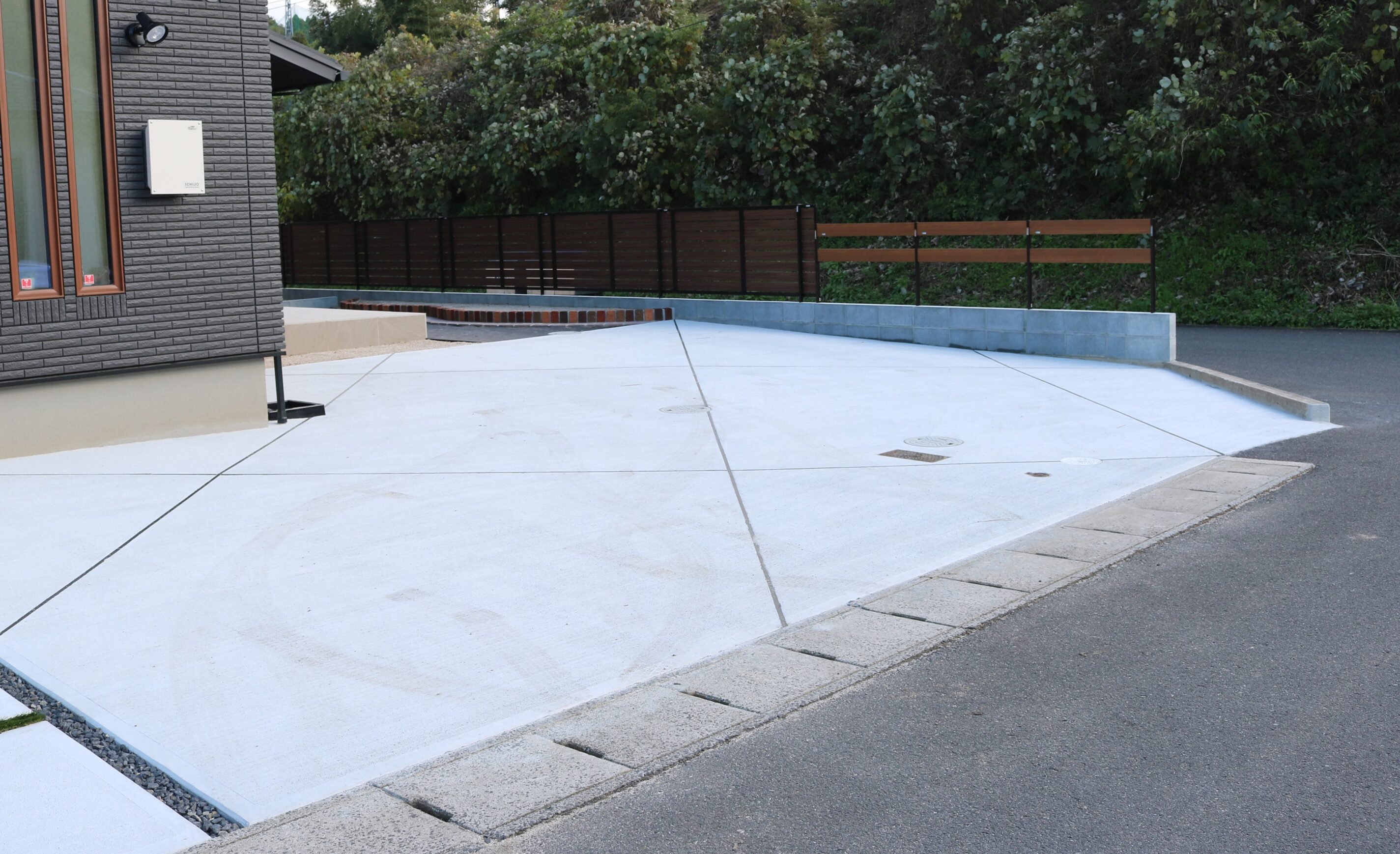 安来市 外構リフォーム 完成後の駐車場と外構全体の写真