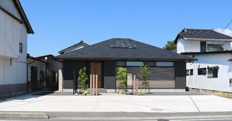 安来市 外構工事 庭に設置されたフェンスと門柱