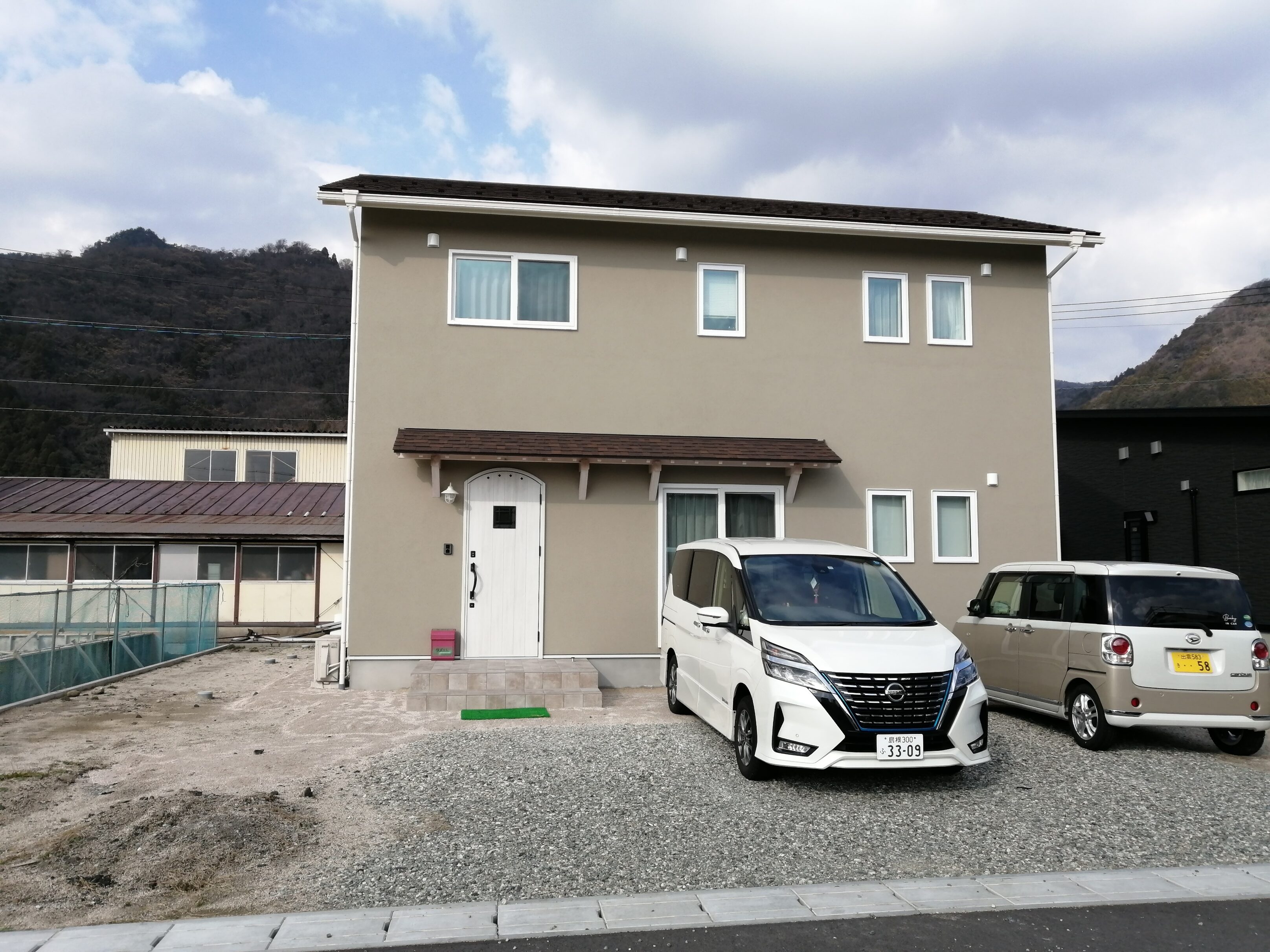 安来市 外構リフォーム前の駐車スペース