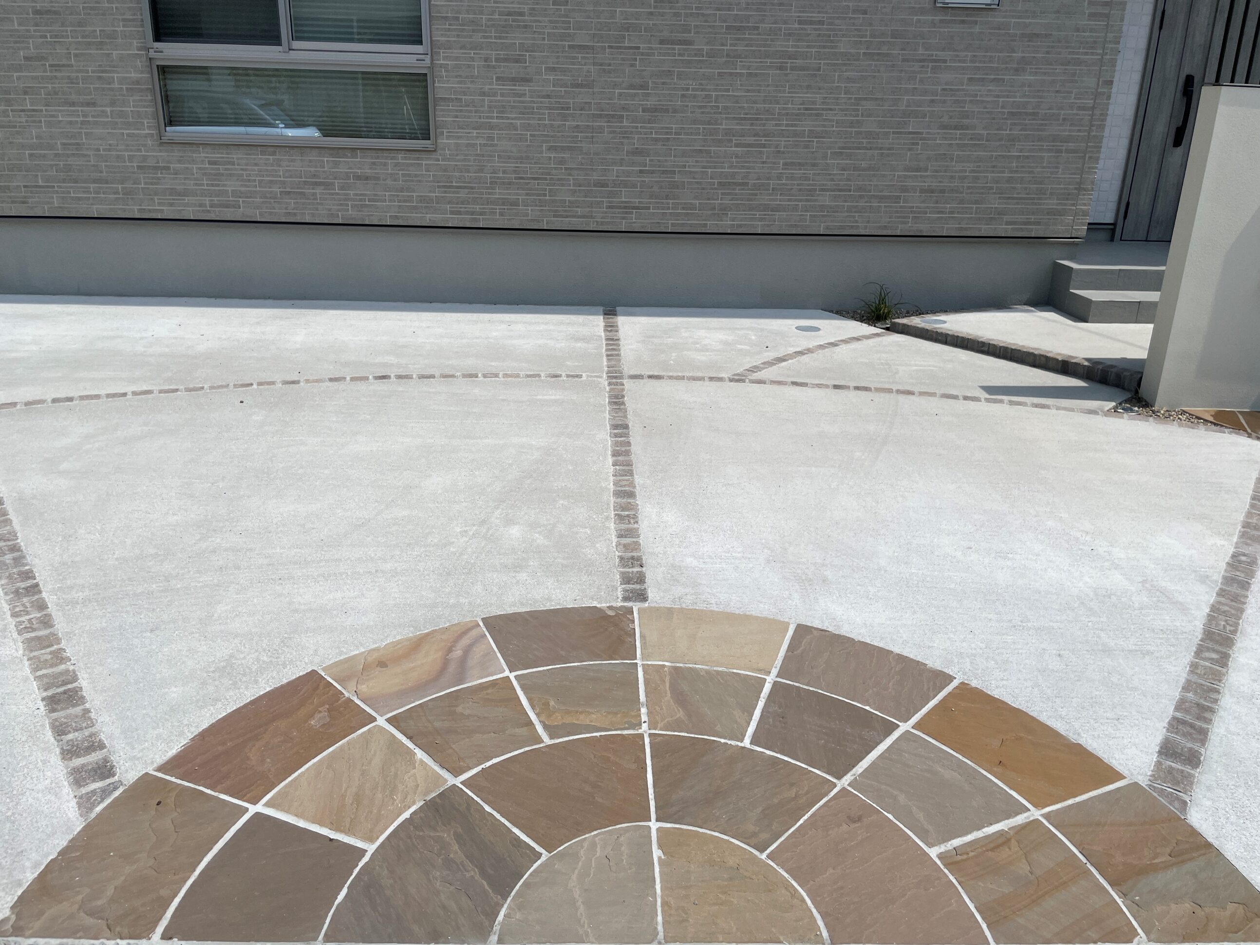 安来市 外構リフォーム 石張りアプローチと駐車場のデザイン事例