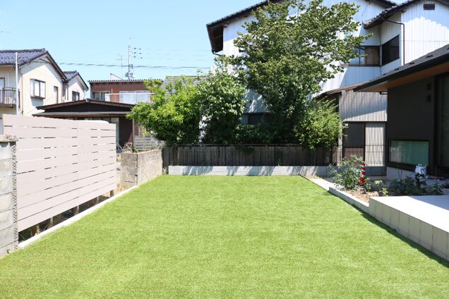 安来市 外構工事 芝生を敷いた広い庭の事例