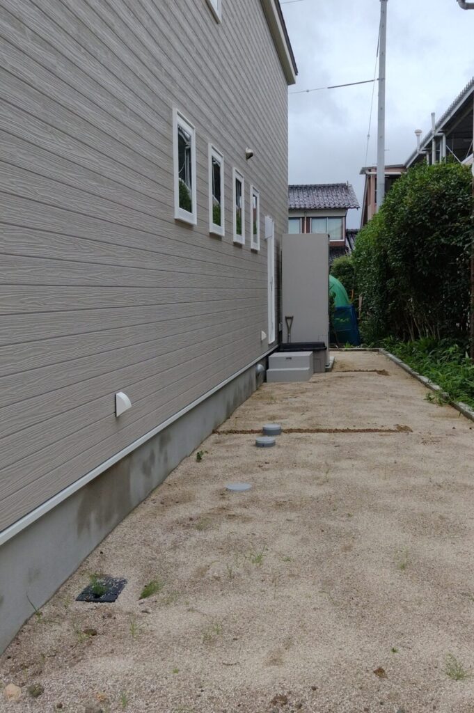 安来市 外構リフォーム 施工前の駐車場と庭の写真