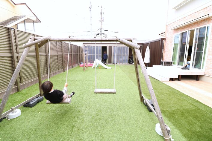 安来市 外構工事 子供が遊べる庭のブランコと人工芝スペース