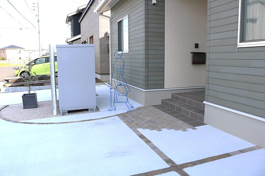 安来市 木目調フェンス付き駐輪場 外構施工事例