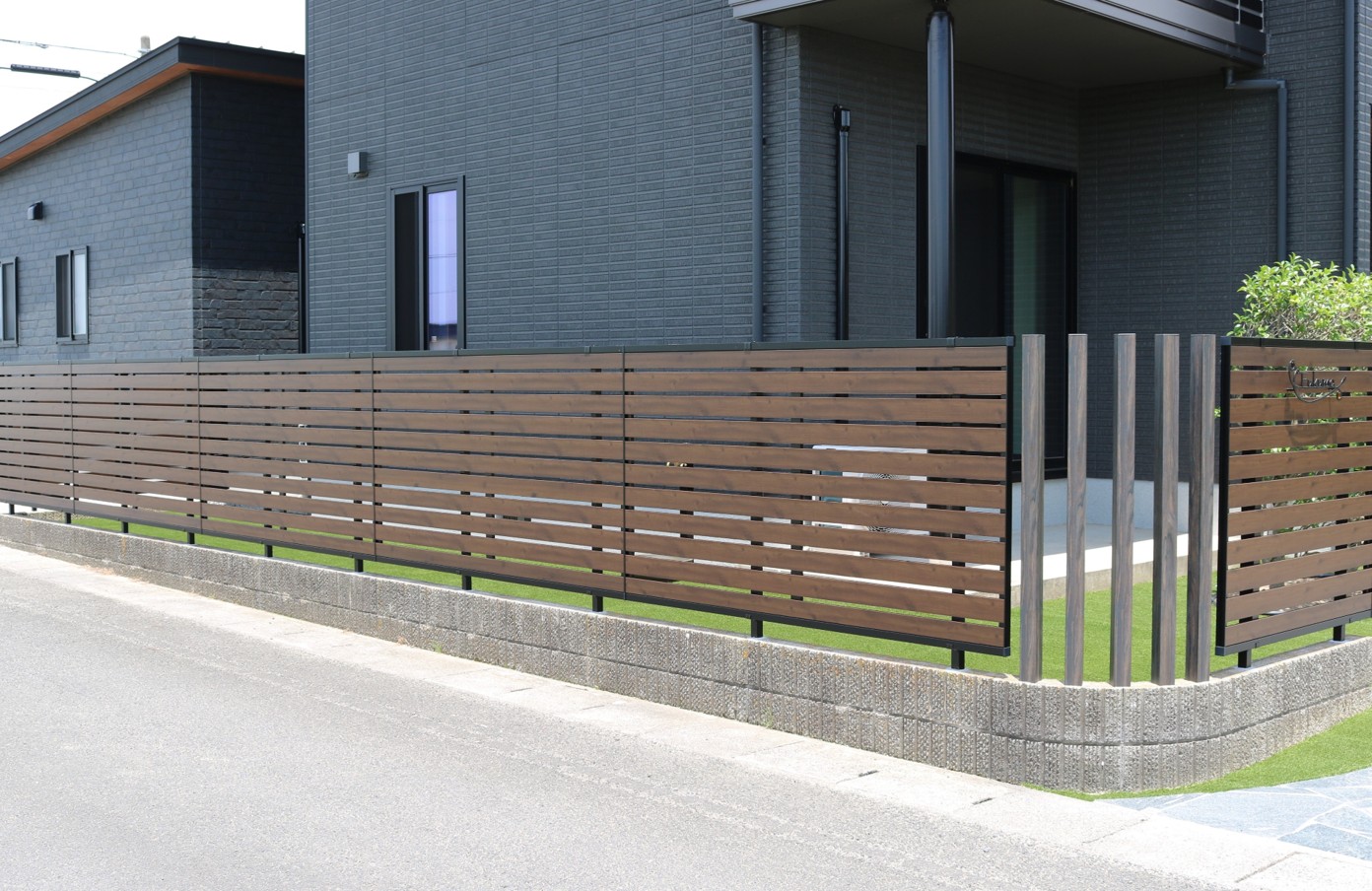 安来市で施工した木調フェンスの外構リフォーム