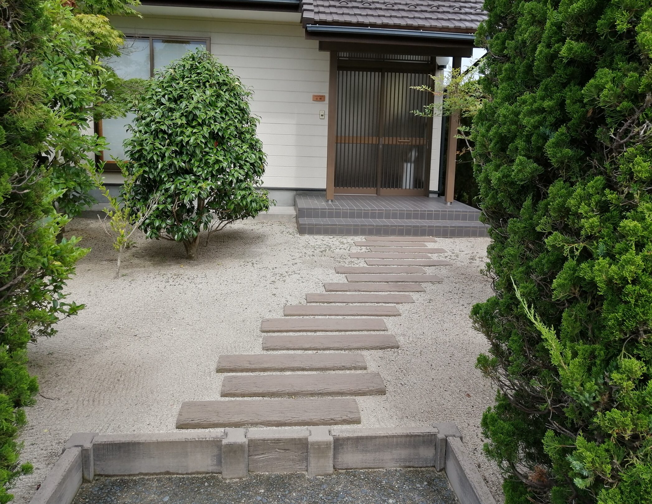 安来市 外構リフォーム 段差があり通行しにくいアプローチ