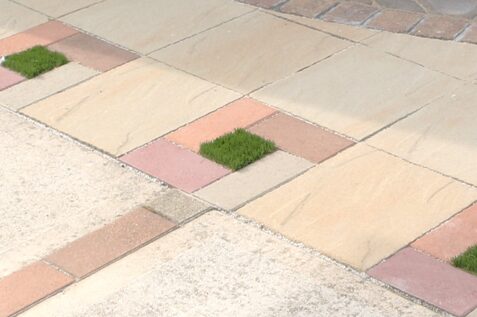 安来市 庭リフォーム デザイン舗装と人工芝を組み合わせた施工事例