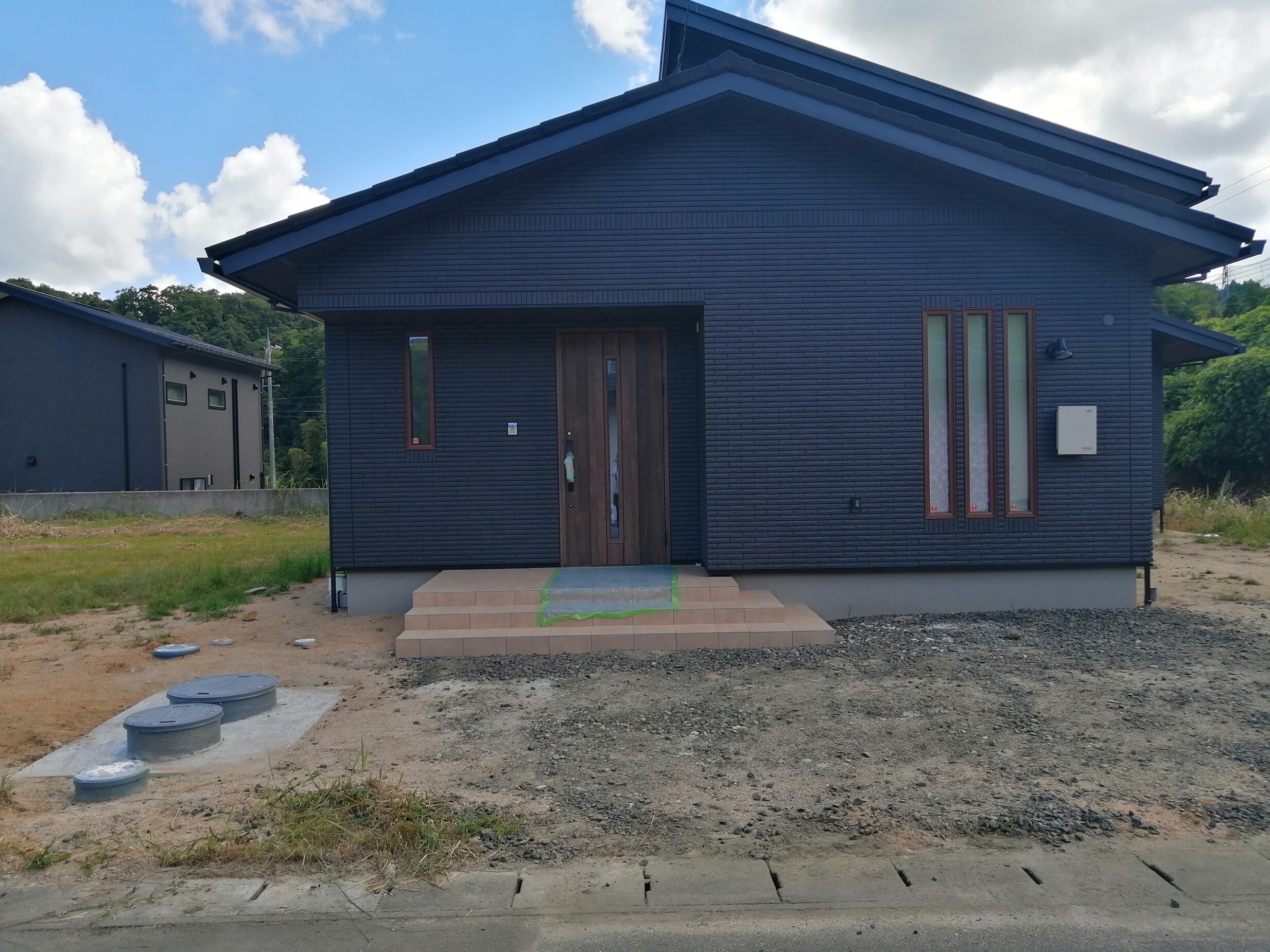 安来市 外構リフォーム 施工前の駐車場と玄関周りの様子