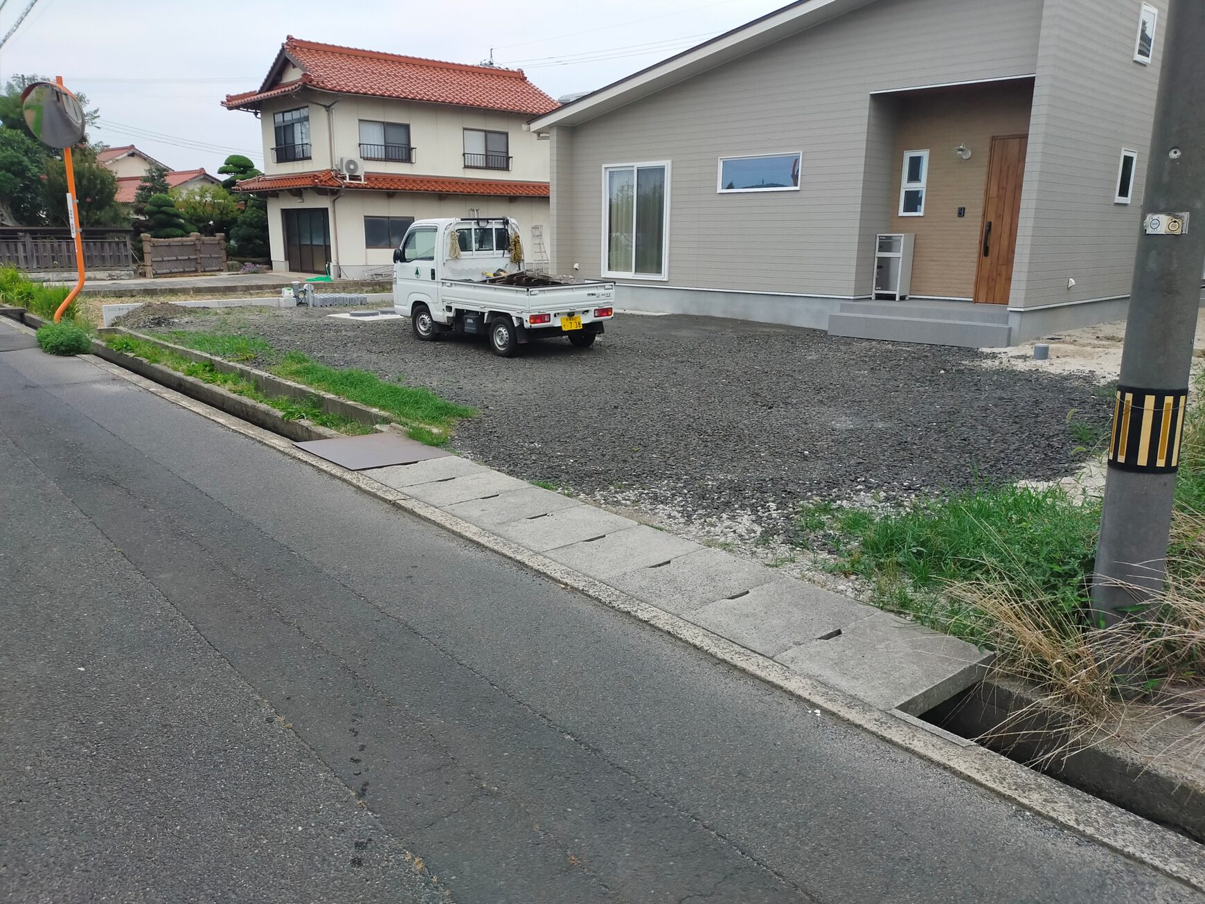 安来市 外構リフォーム 施工前の駐車場と庭の写真