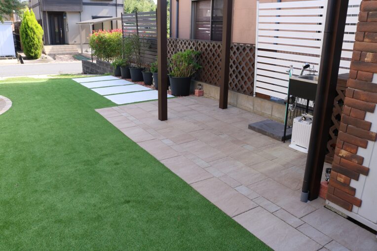 安来市の住宅で子どもが安心して遊べる人工芝の庭施工例