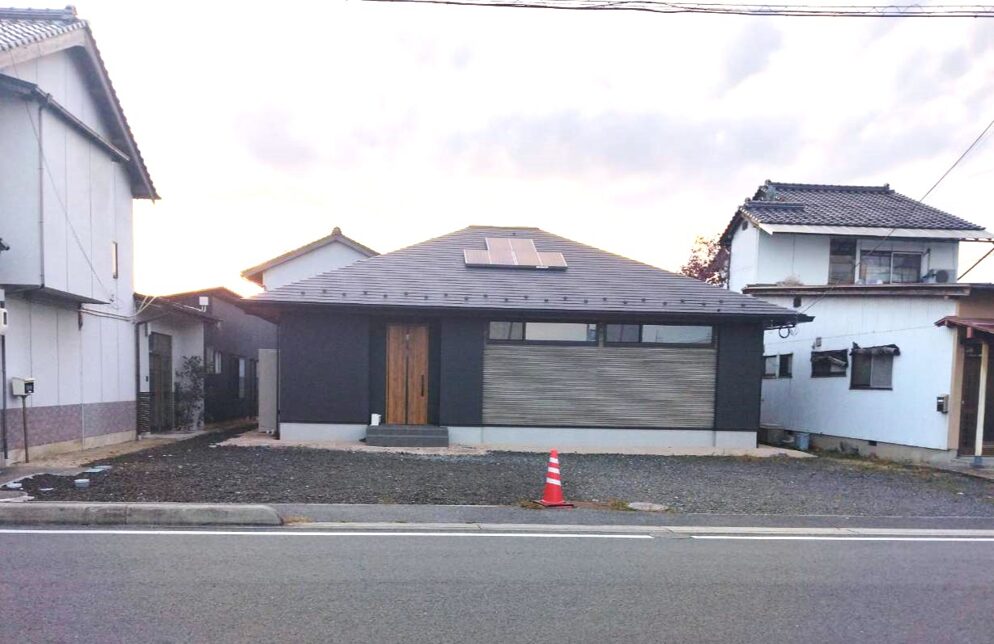 安来市 外構リフォーム 施工前の庭と駐車場の様子