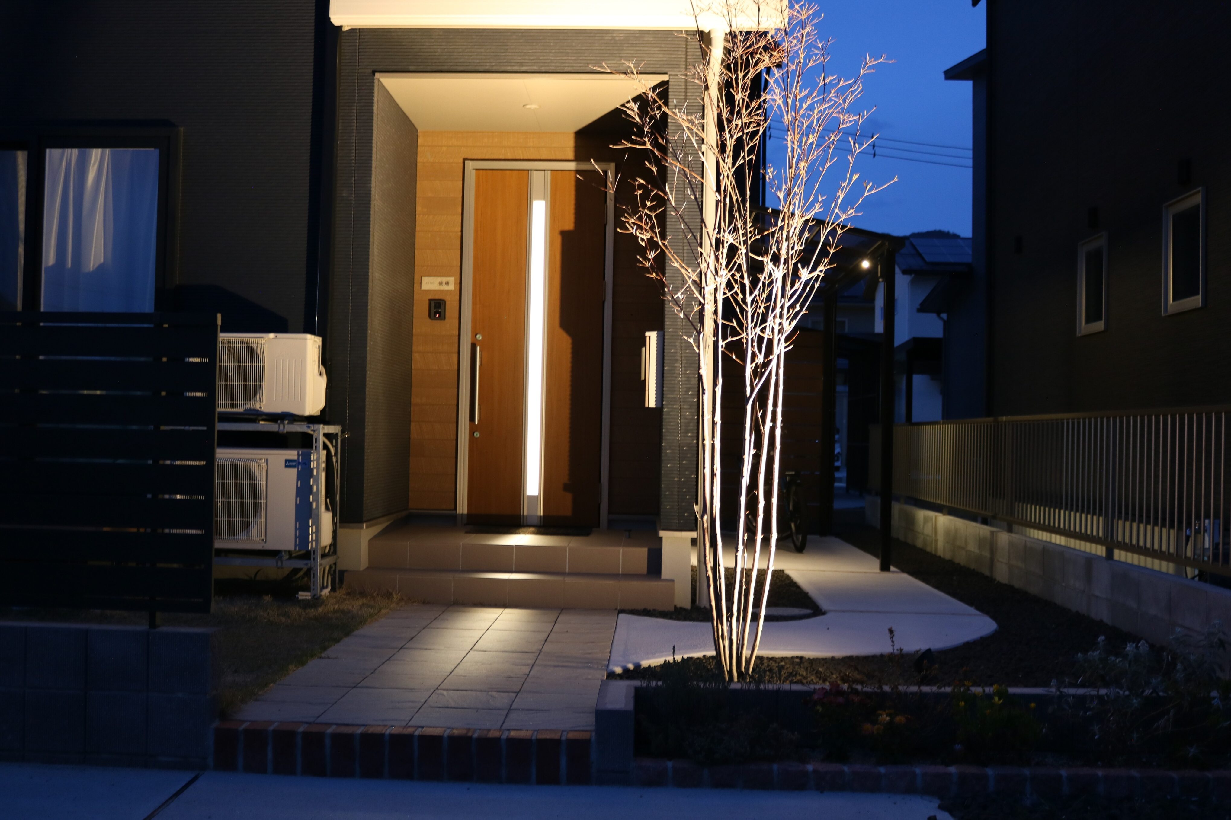 安来市 外構工事 夜間のライトアップされた門まわりとアプローチ