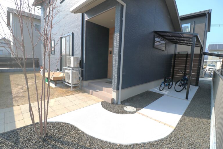 安来市 サイクルポート設置工事 シンプルで使いやすいデザイン