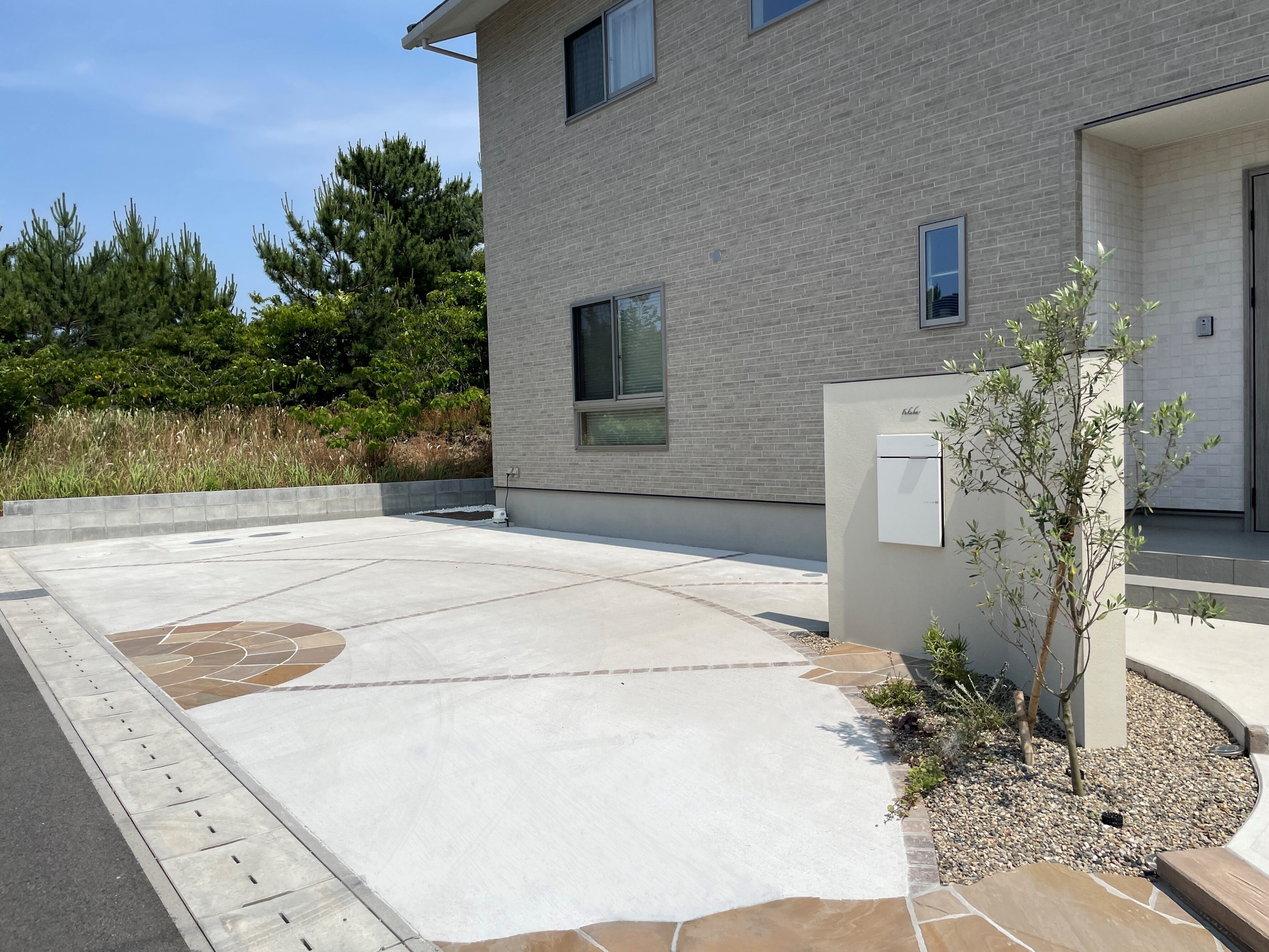 安来市 外構リフォーム 駐車場拡張後の全景