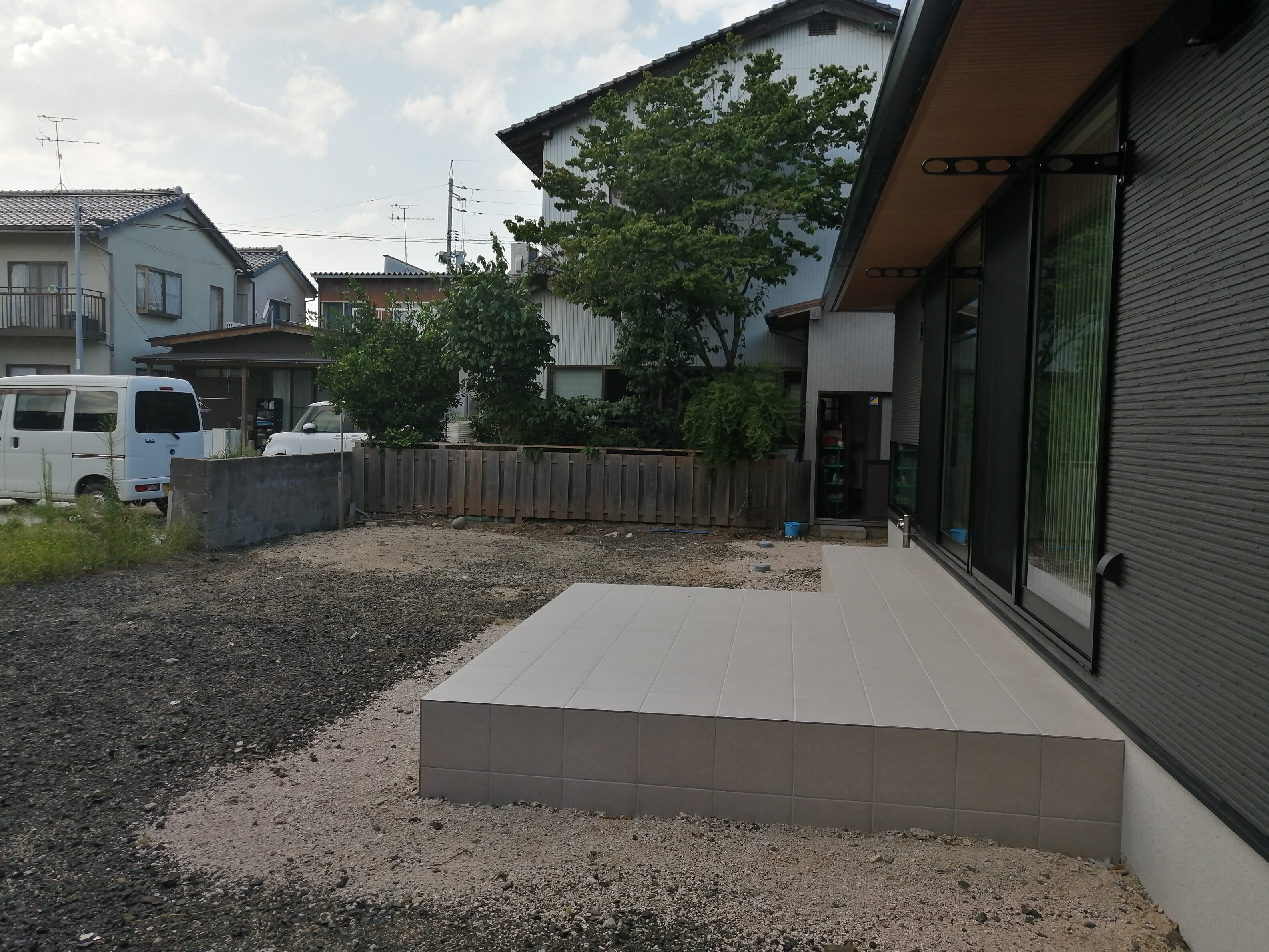 安来市 外構リフォーム 施工前の庭と駐車場の様子