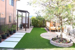 安来市の住宅で子どもが安心して遊べる人工芝の庭施工例