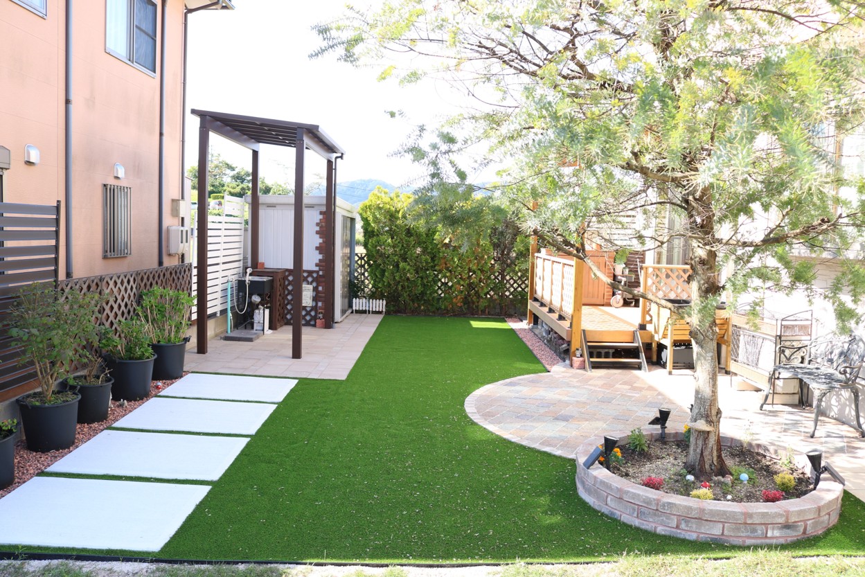 安来市の住宅で子どもが安心して遊べる人工芝の庭施工例