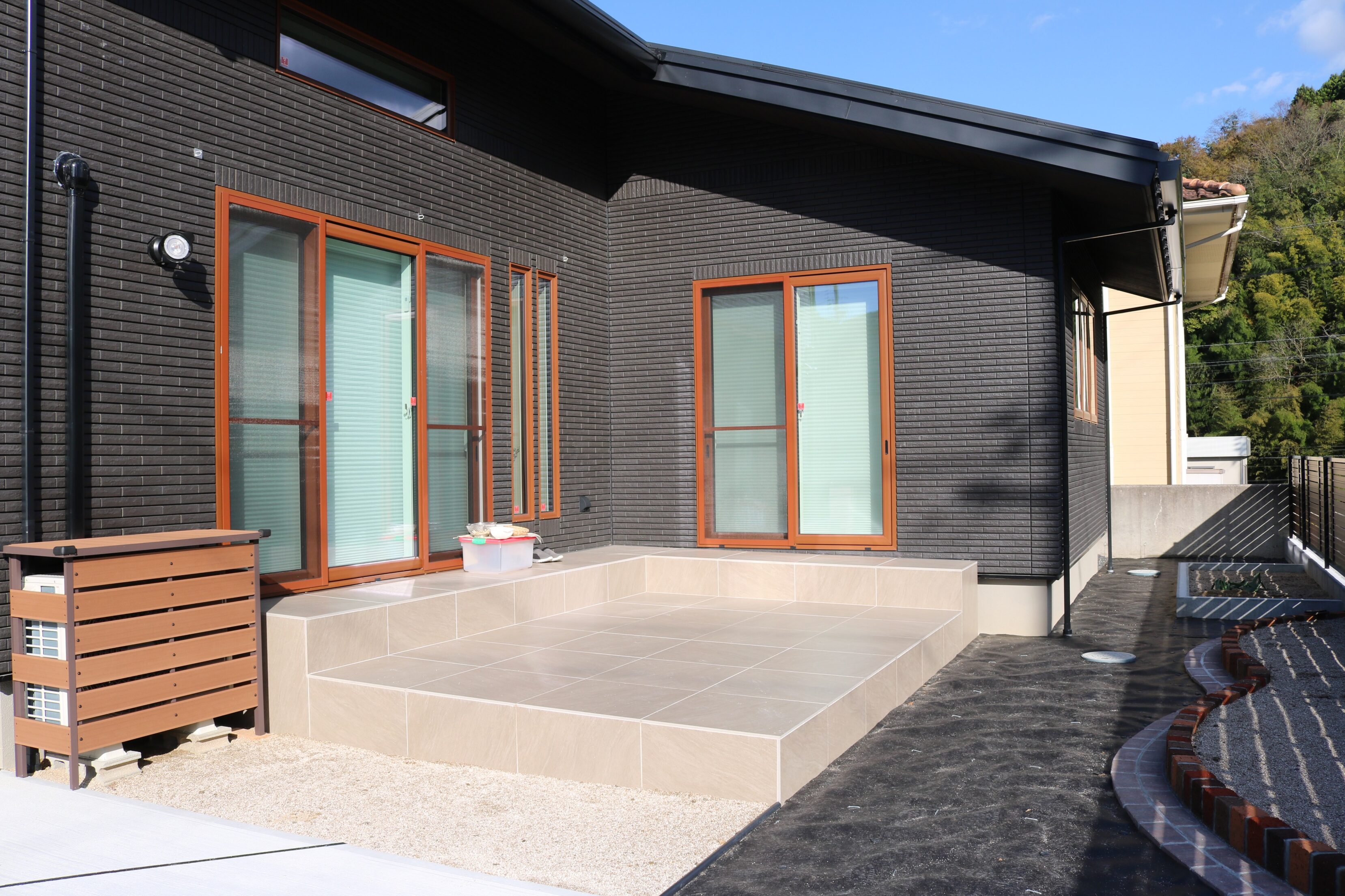 安来市 外構リフォーム 完成後の駐車場と外構全体の写真