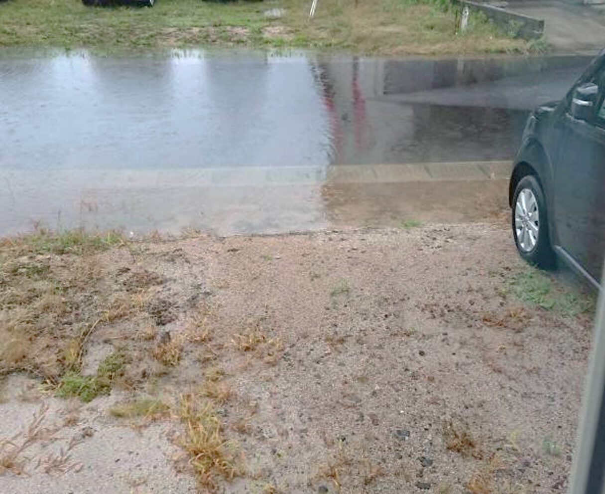 安来市 外構リフォーム 施工前の庭と駐車場の写真