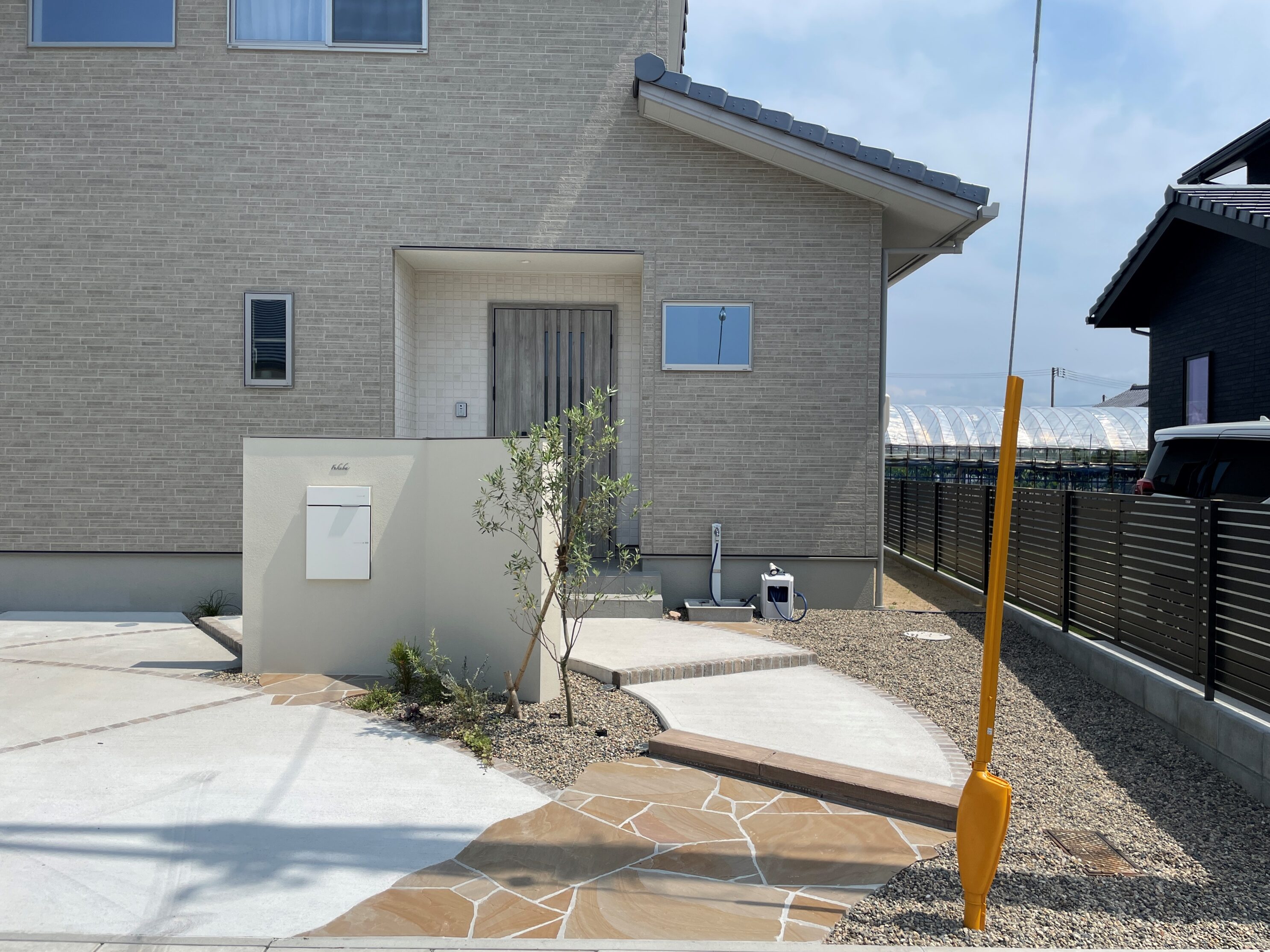 安来市 外構施工 門まわりと駐車スペースの外構事例