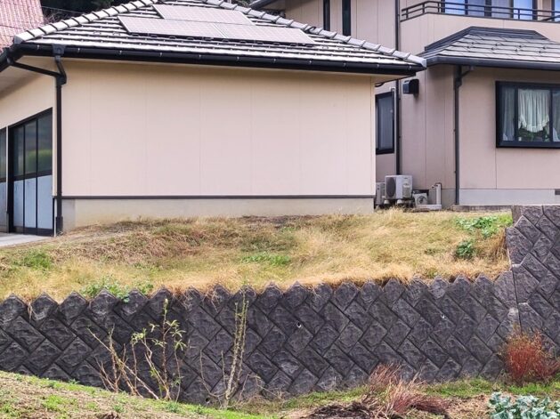 安来市 外構リフォーム 危険な急傾斜地の施工前の様子