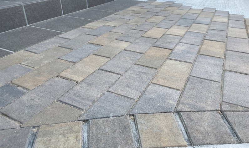 安来市 外構工事 玄関アプローチの石貼りとタイル仕上げ