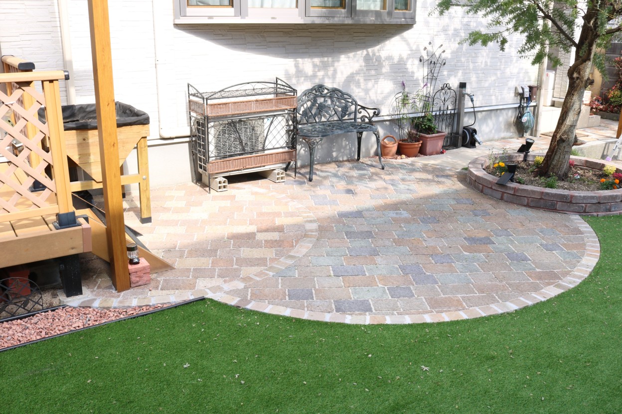 安来市の住宅で子どもが安心して遊べる人工芝の庭施工例