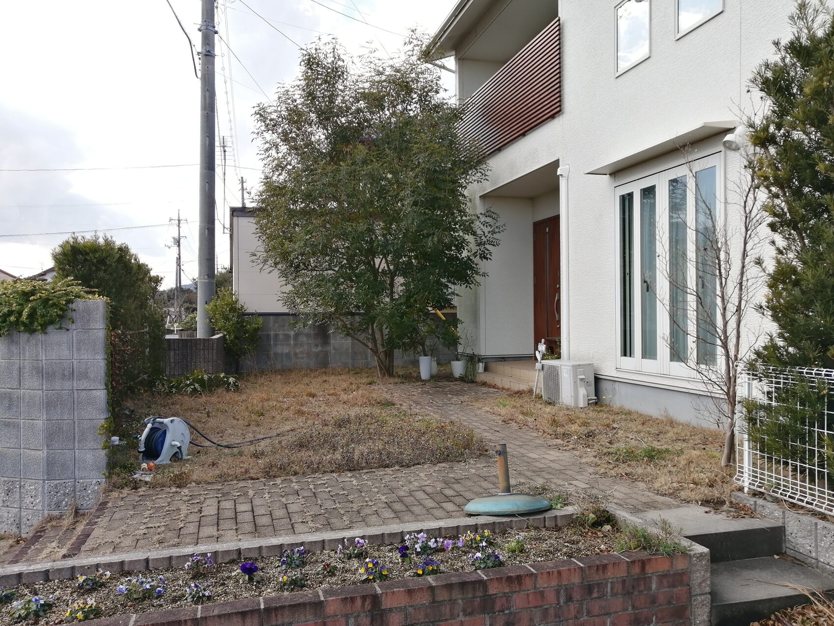 安来市 外構リフォーム 雑草が茂った庭の施工前の様子