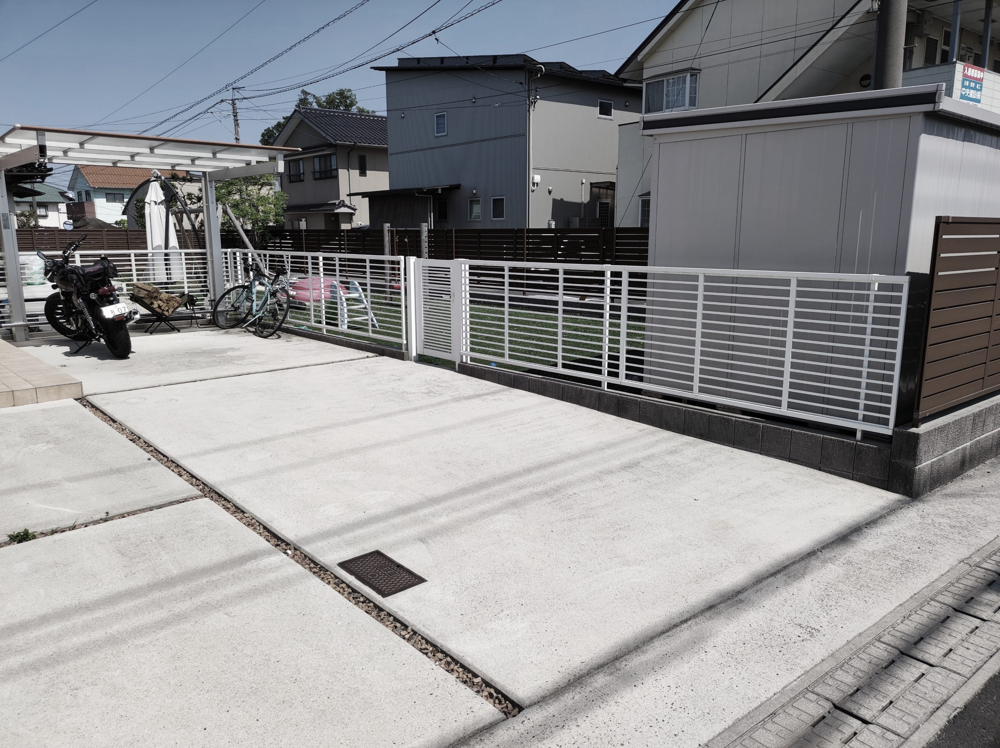 安来市 外構リフォーム 施工後の駐車スペースとフェンス