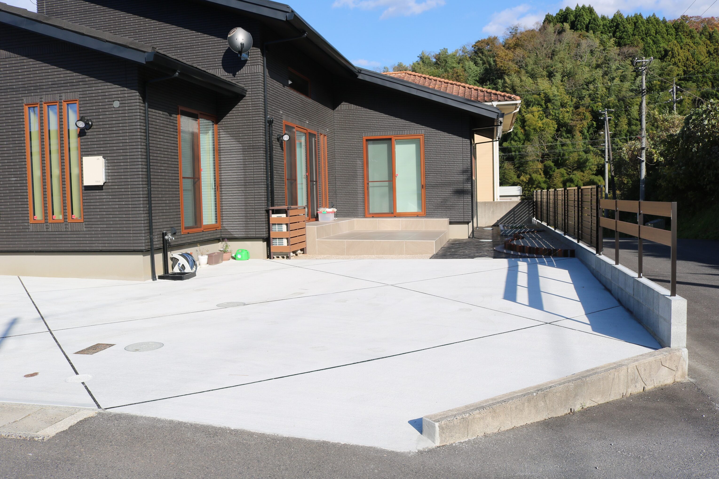 安来市 外構リフォーム 完成後の駐車場と外構全体の写真