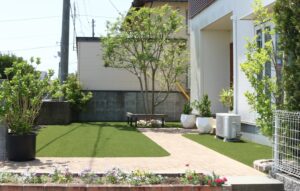 安来市 外構リフォーム 人工芝と植栽で整備された庭