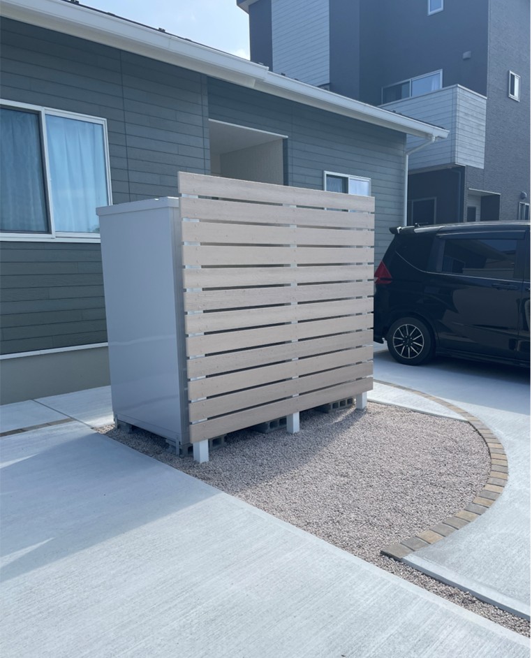 安来市 木目調フェンス付き駐輪場 外構施工事例