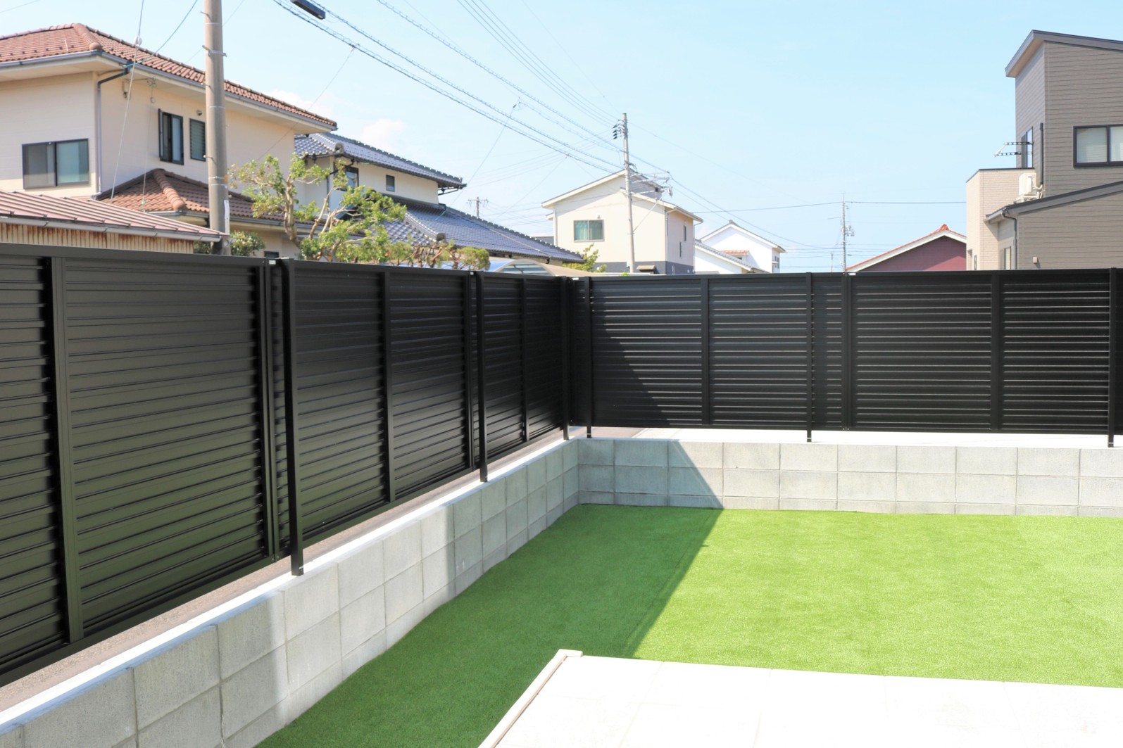 安来市で施工した完全目隠しフェンスと人工芝の庭