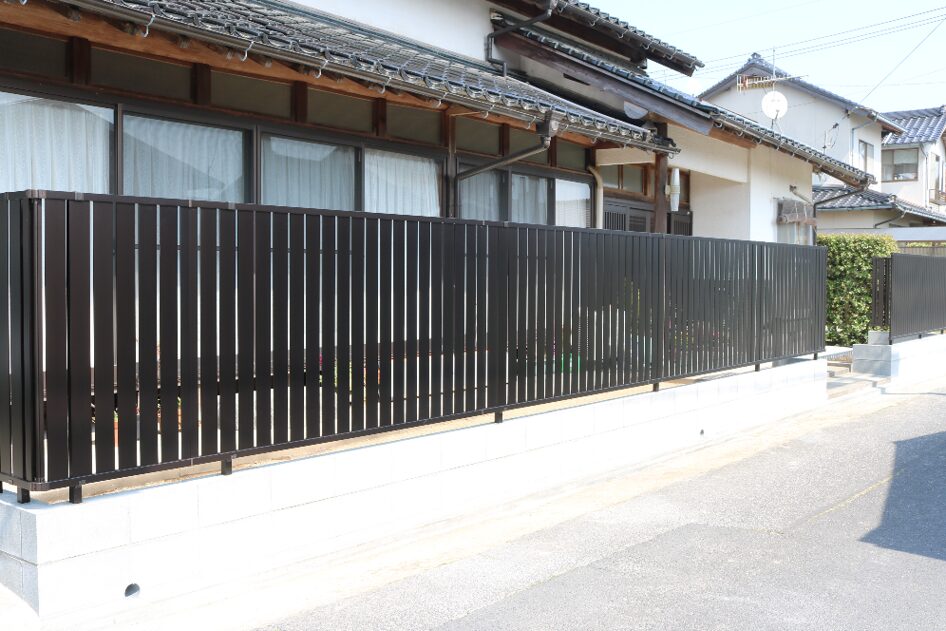 安来市 外構工事 ブロック塀リフォーム後のフェンス付きデザイン