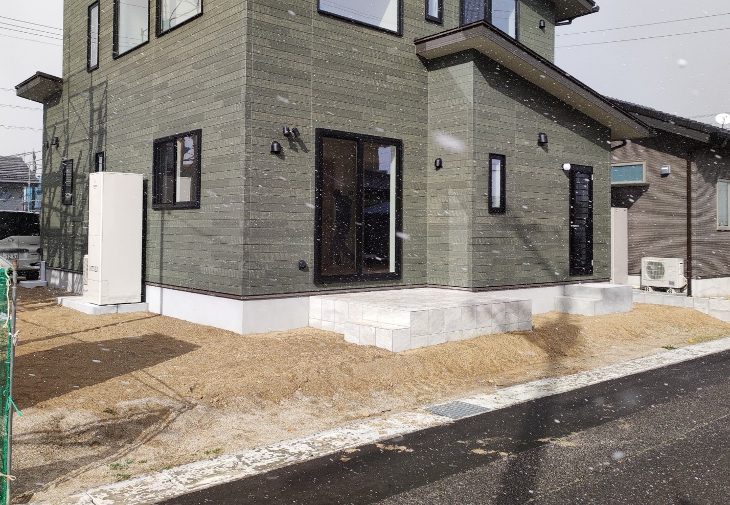 安来市で施工した完全目隠しフェンスと人工芝の庭