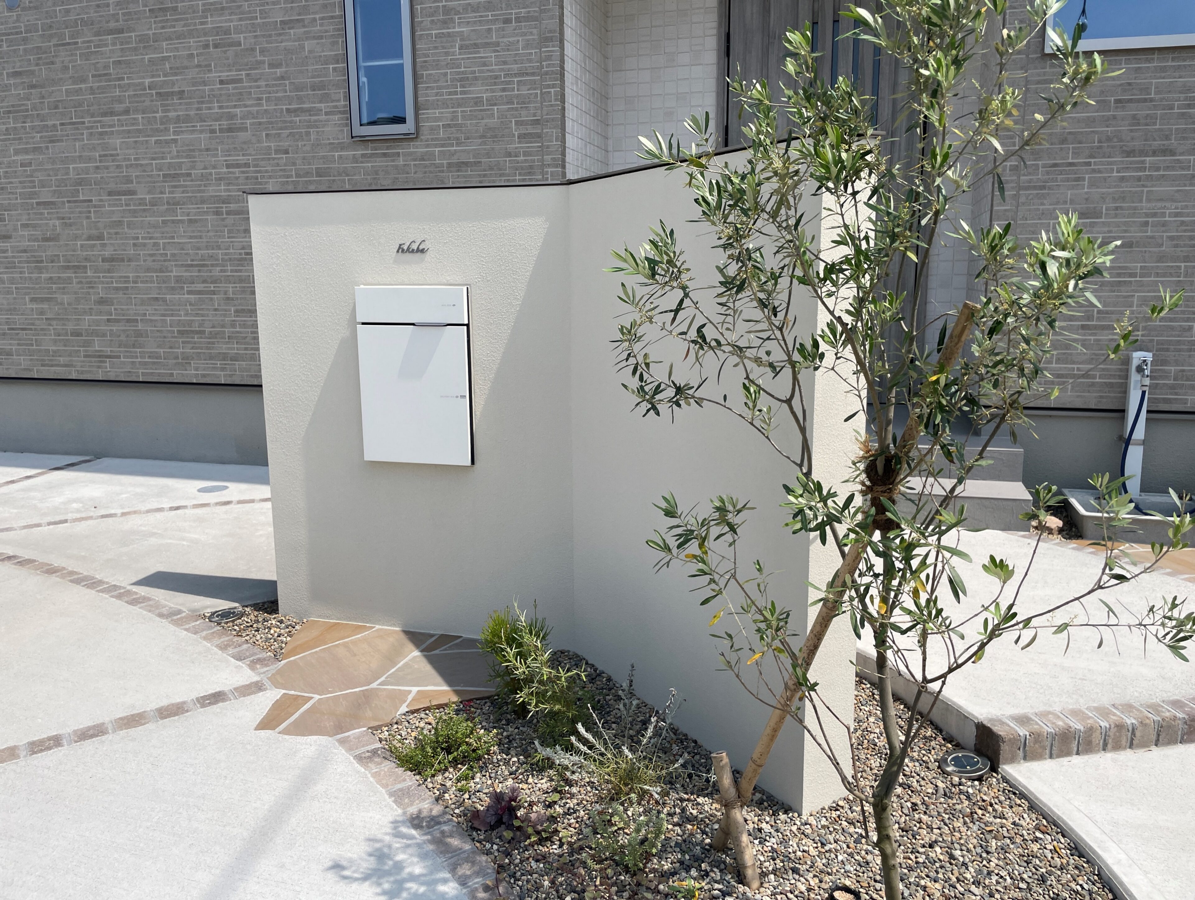 安来市 外構工事 門壁と植栽を取り入れたエントランス