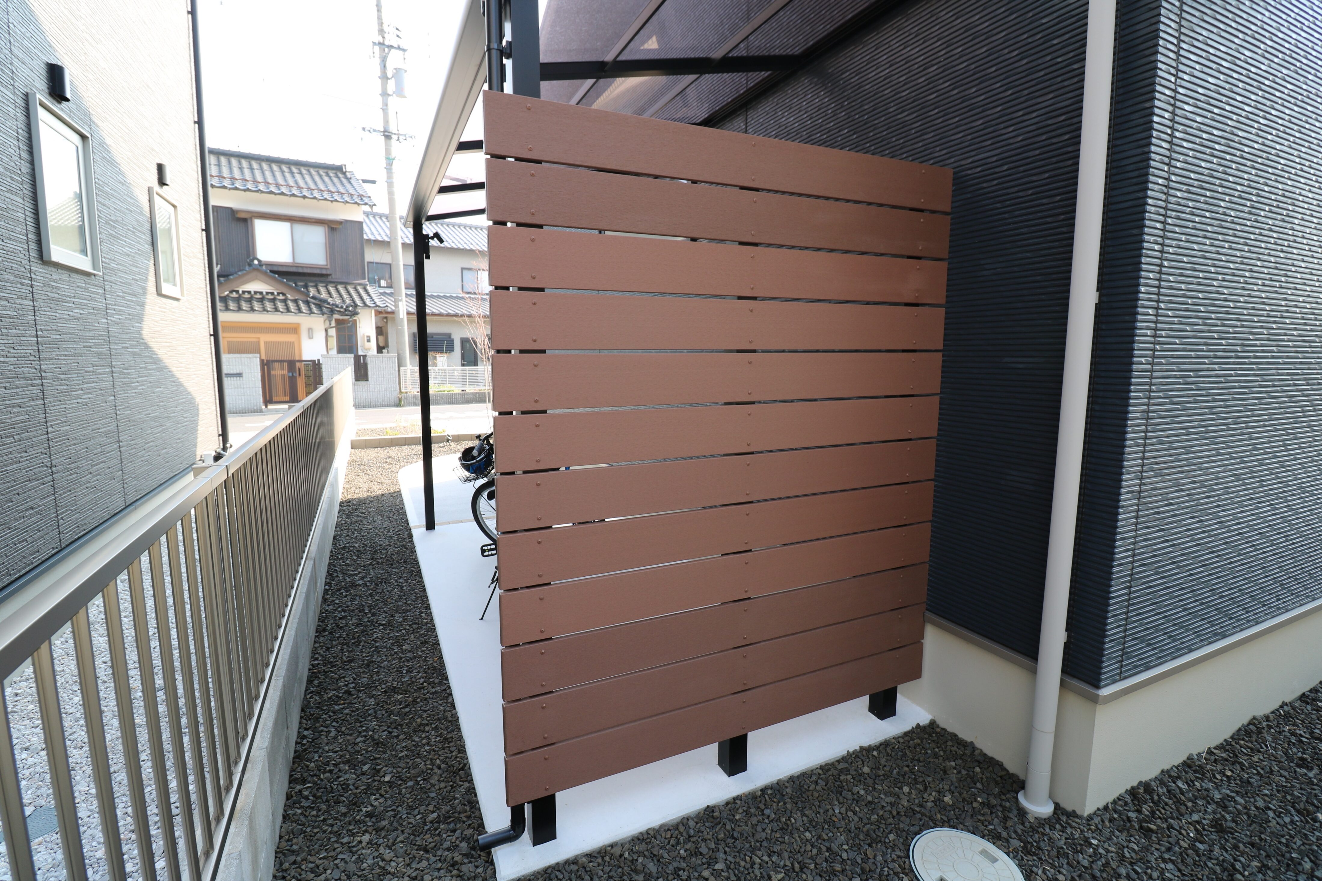 安来市 外構リフォーム 木目調フェンスで囲った自転車置き場